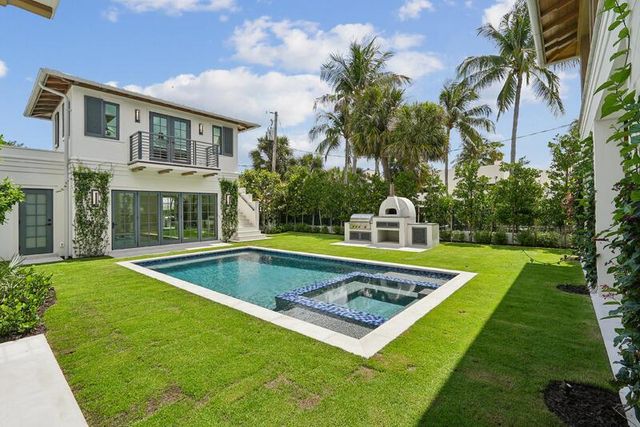 125 Worth Court N, West Palm Beach, FL 33405
