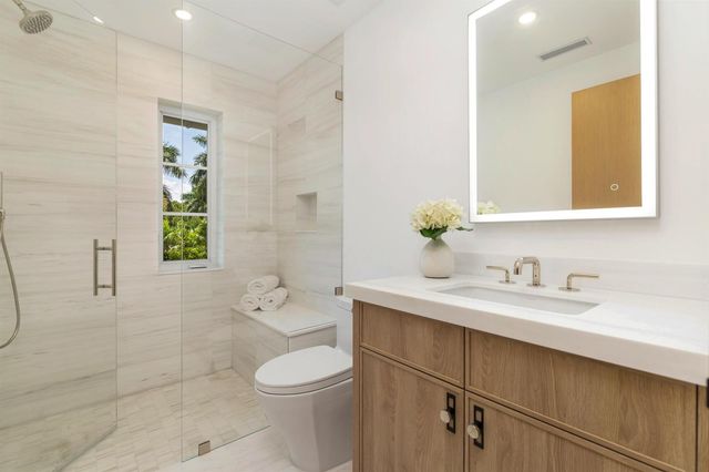 125 Worth Court N, West Palm Beach, FL 33405