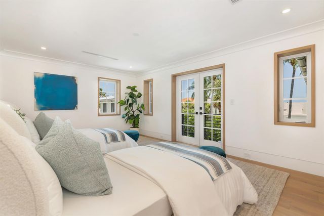 125 Worth Court N, West Palm Beach, FL 33405