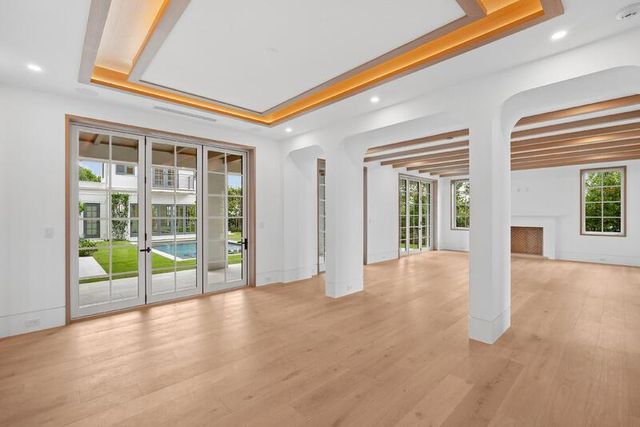 125 Worth Court N, West Palm Beach, FL 33405