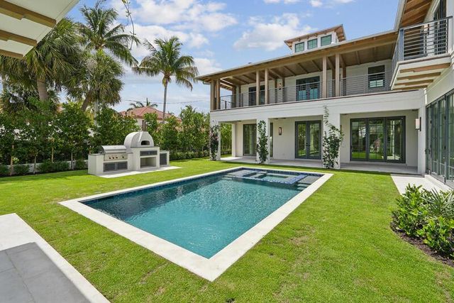 125 Worth Court N, West Palm Beach, FL 33405