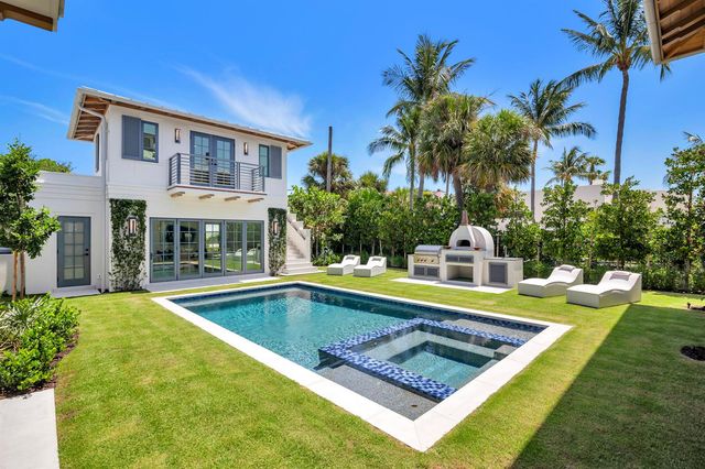 125 Worth Court N, West Palm Beach, FL 33405