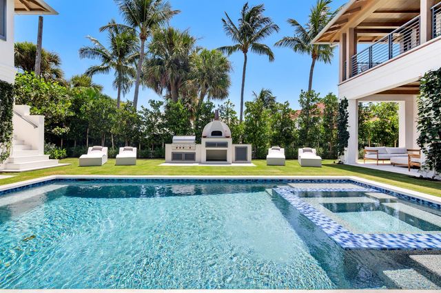 125 Worth Court N, West Palm Beach, FL 33405