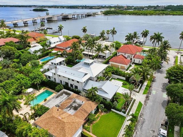 125 Worth Court N, West Palm Beach, FL 33405