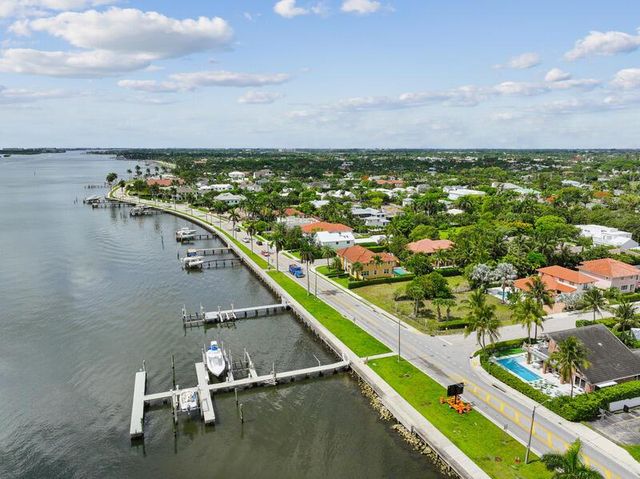 125 Worth Court N, West Palm Beach, FL 33405