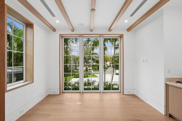 125 Worth Court N, West Palm Beach, FL 33405