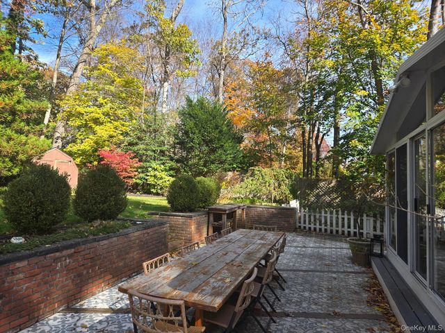 7 Flamingo Drive, Smithtown, NY 11787