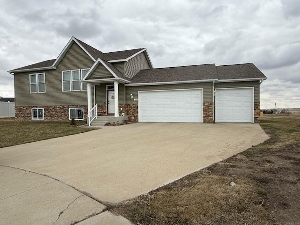 38 Mulberry Loop NE, Minot, ND 58703