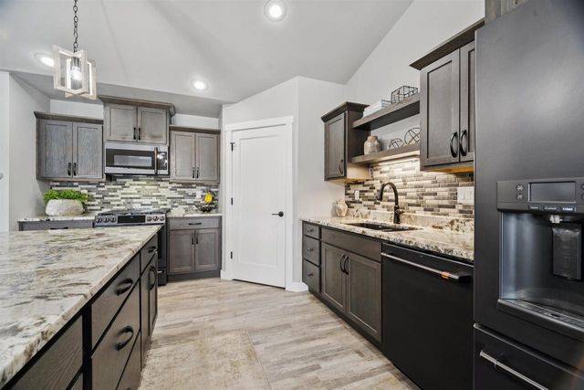594 PRAIRIE GARDENS LANE, Pulaski, WI 54162