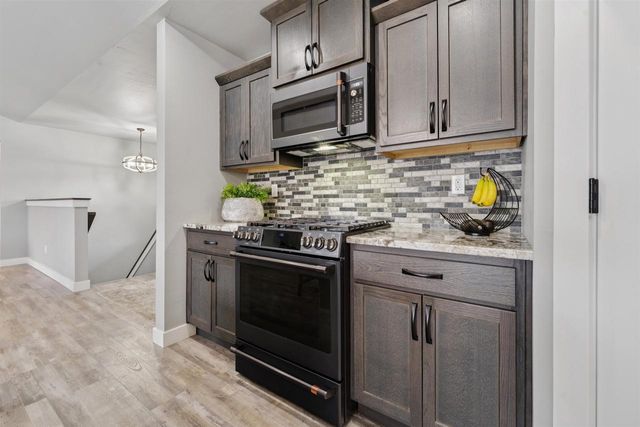 594 PRAIRIE GARDENS LANE, Pulaski, WI 54162