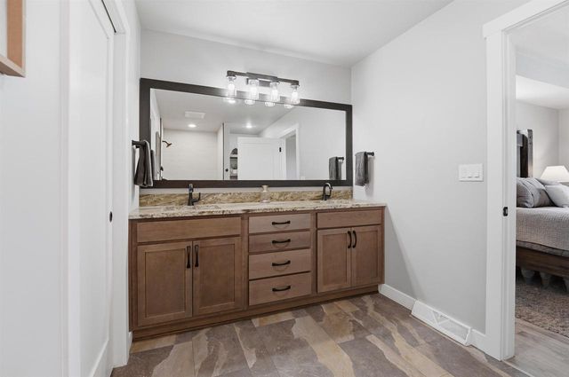 594 PRAIRIE GARDENS LANE, Pulaski, WI 54162