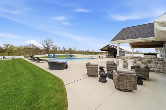 594 PRAIRIE GARDENS LANE, Pulaski, WI 54162