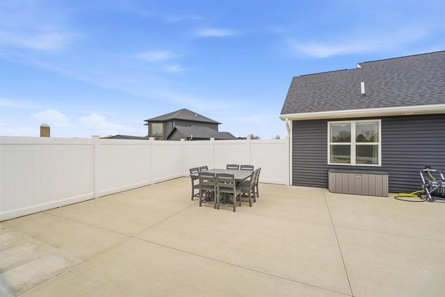 594 PRAIRIE GARDENS LANE, Pulaski, WI 54162