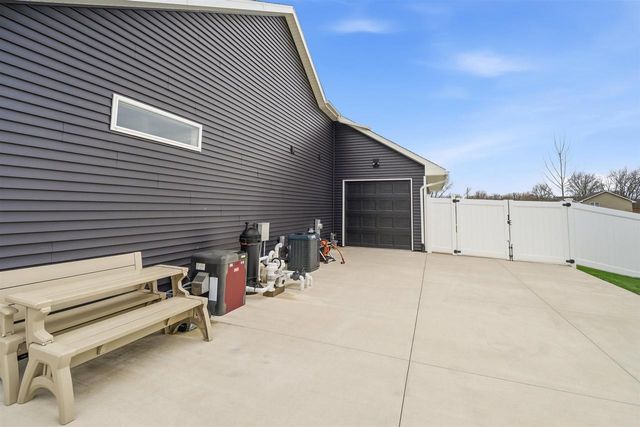 594 PRAIRIE GARDENS LANE, Pulaski, WI 54162