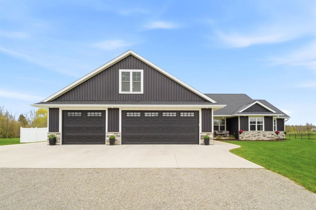 594 PRAIRIE GARDENS LANE, Pulaski, WI 54162