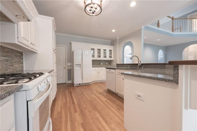 1073 Towne Lake Hills E, Woodstock, GA 30189
