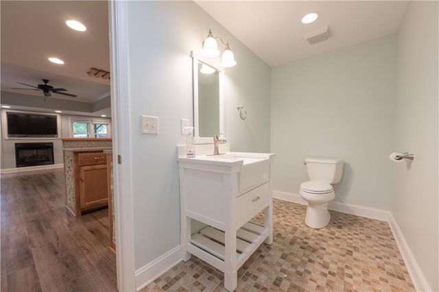 1073 Towne Lake Hills E, Woodstock, GA 30189