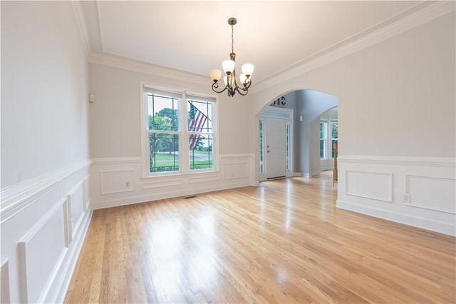 1073 Towne Lake Hills E, Woodstock, GA 30189