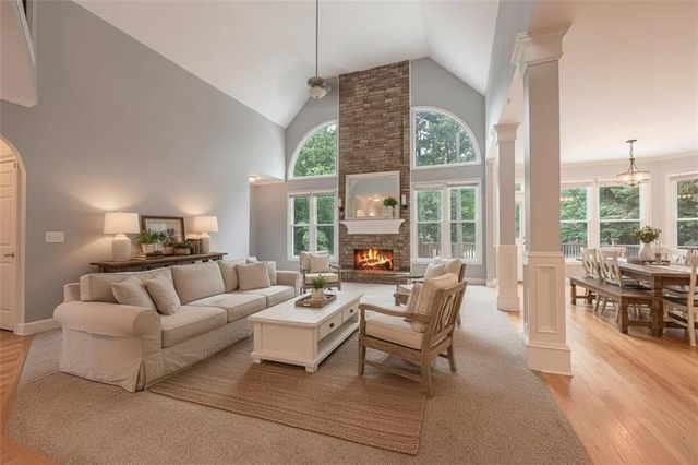 1073 Towne Lake Hills E, Woodstock, GA 30189