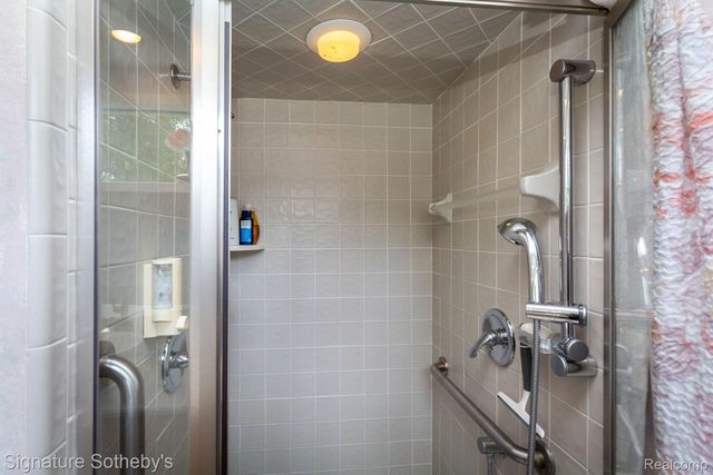 5396 Fairway Court, West Bloomfield Charter Township, MI 48323