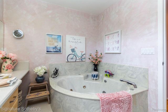 5396 Fairway Court, West Bloomfield Charter Township, MI 48323