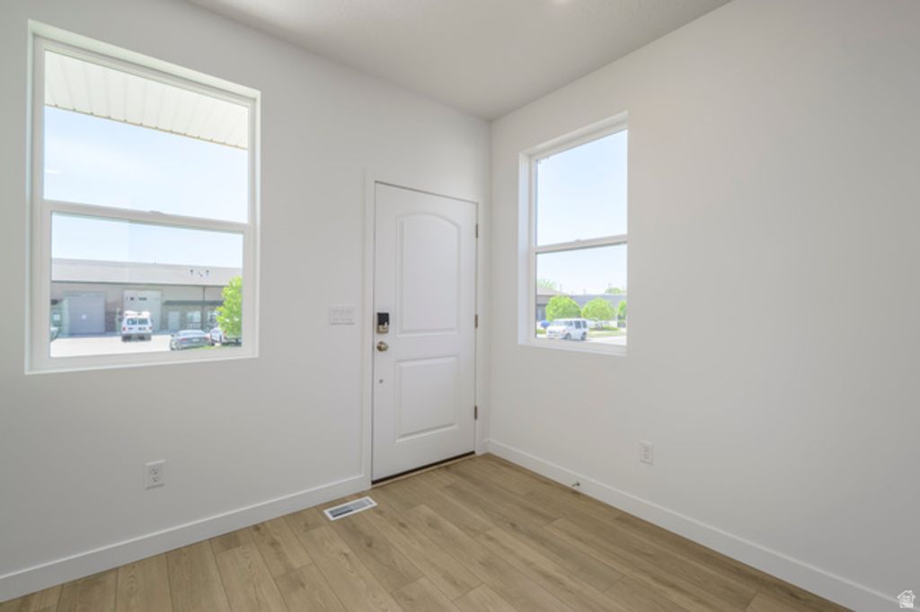 Image 2 of property listing at 914 W 1600 S #135, Clearfield, UT 84015