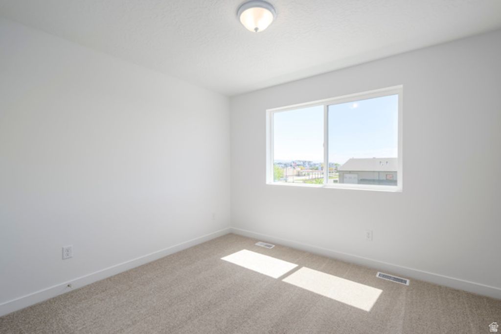 Image 12 of property listing at 914 W 1600 S #135, Clearfield, UT 84015