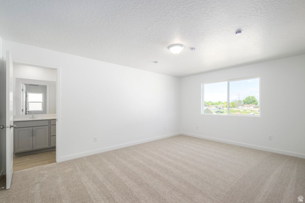 Image 14 of property listing at 914 W 1600 S #135, Clearfield, UT 84015