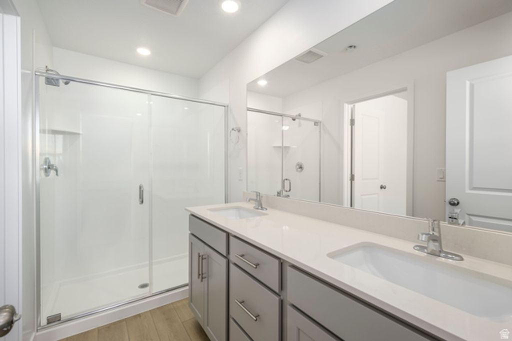 Image 15 of property listing at 914 W 1600 S #135, Clearfield, UT 84015