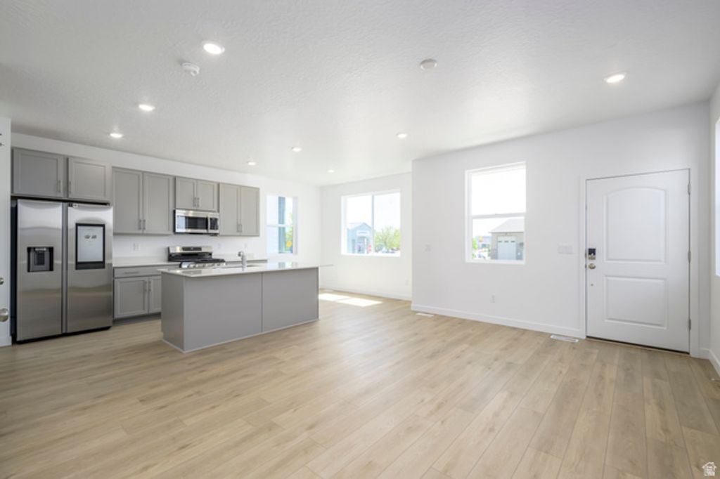 Image 4 of property listing at 914 W 1600 S #135, Clearfield, UT 84015