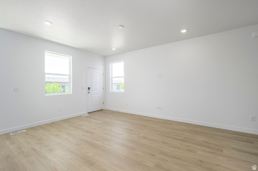 Image 5 of property listing at 914 W 1600 S #135, Clearfield, UT 84015