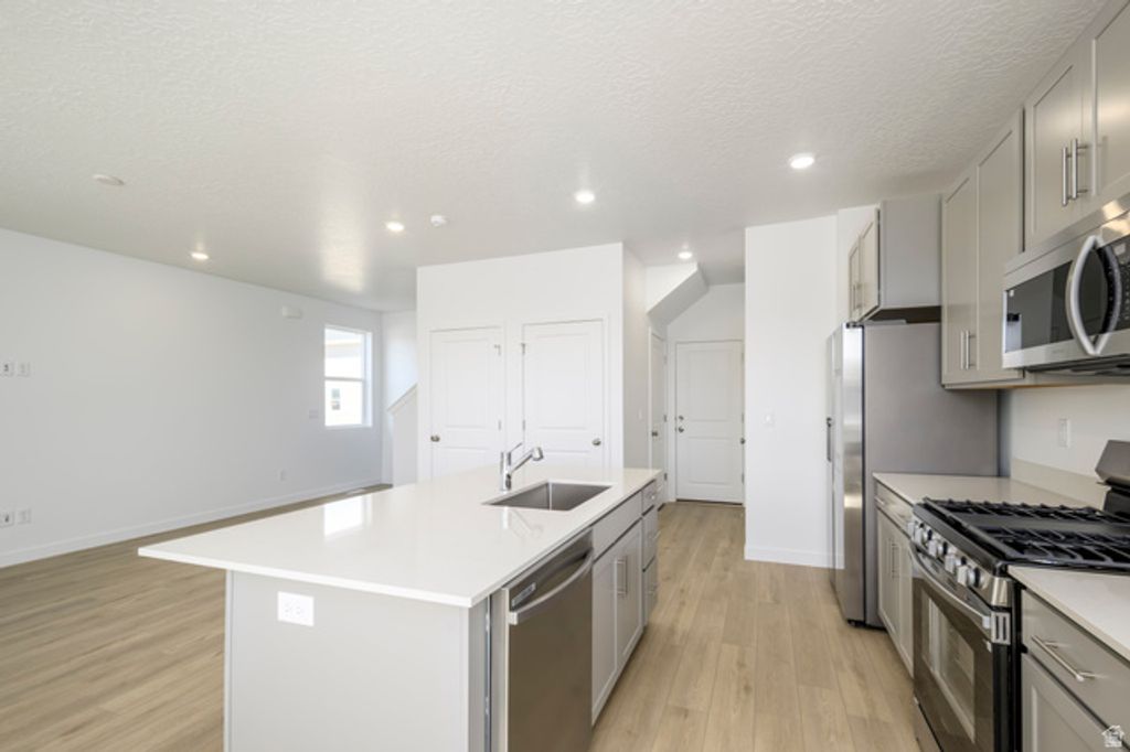 Image 8 of property listing at 914 W 1600 S #135, Clearfield, UT 84015