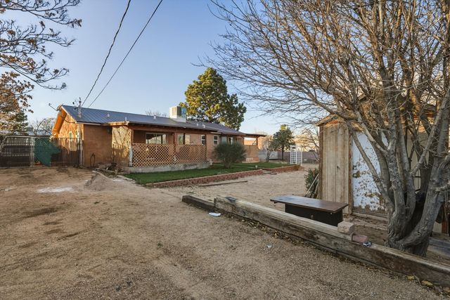 1700 Gschwind Place SW, Albuquerque, NM 87121