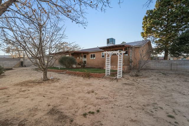 1700 Gschwind Place SW, Albuquerque, NM 87121