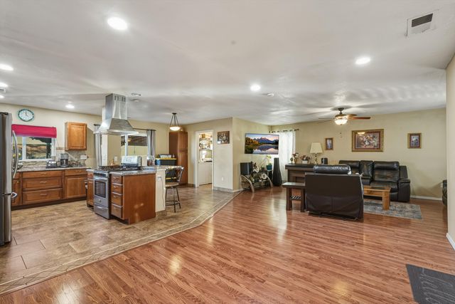 1700 Gschwind Place SW, Albuquerque, NM 87121
