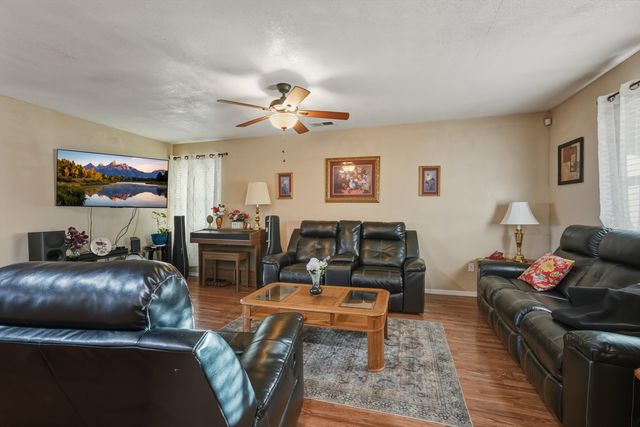 1700 Gschwind Place SW, Albuquerque, NM 87121