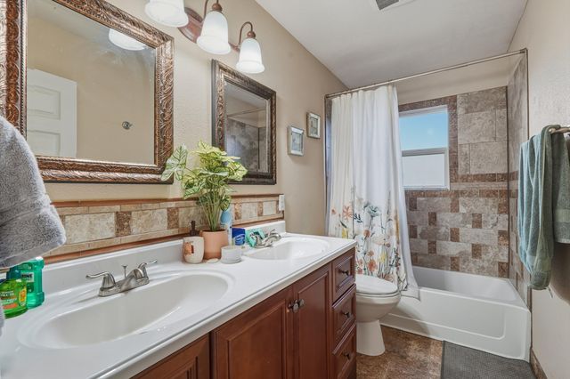 1700 Gschwind Place SW, Albuquerque, NM 87121