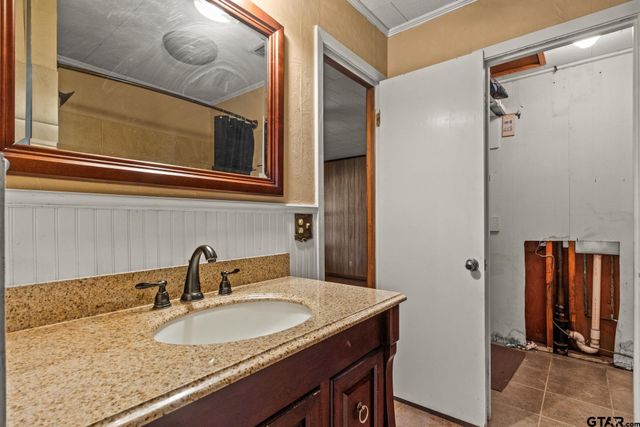 302 Smith St, Naples, TX 75568