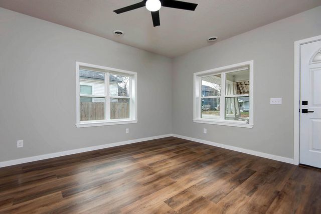 2214 N Kellett Avenue, Springfield, MO 65803