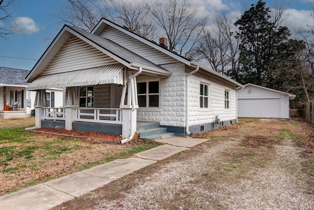 2214 N Kellett Avenue, Springfield, MO 65803