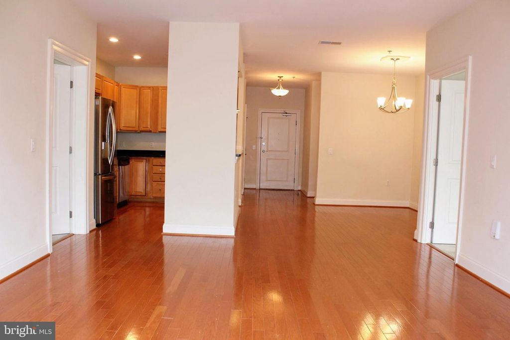 Image 3 of property listing at 38 MARYLAND AVE #335, Rockville, MD 20850