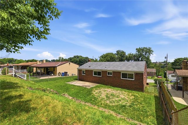 5044 Leona Dr, Baldwin Boro, PA 15227