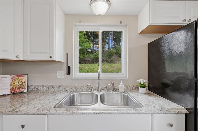 5044 Leona Dr, Baldwin Boro, PA 15227