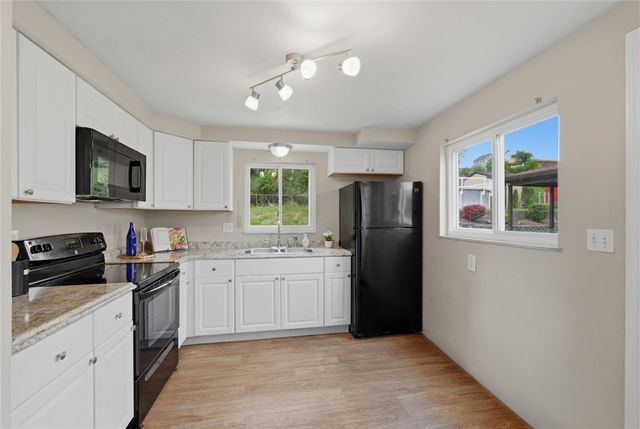 5044 Leona Dr, Baldwin Boro, PA 15227