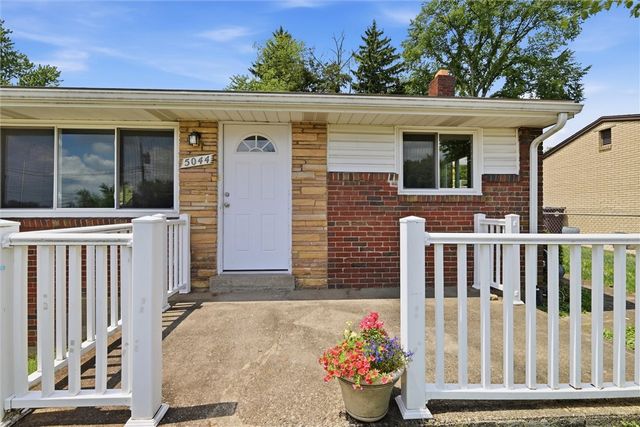 5044 Leona Dr, Baldwin Boro, PA 15227