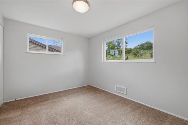 5044 Leona Dr, Baldwin Boro, PA 15227
