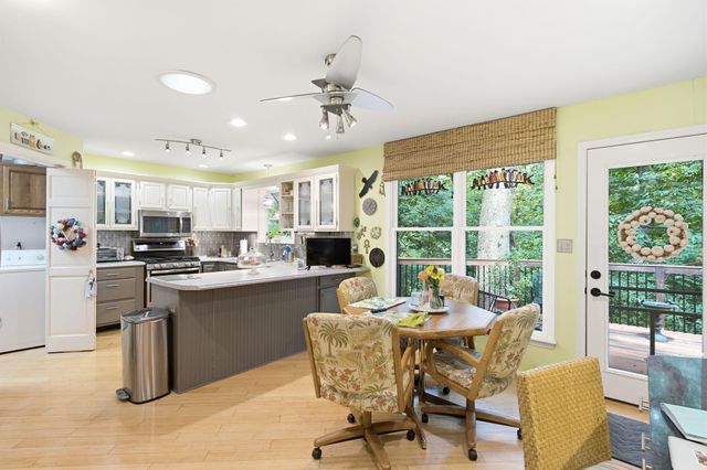 2402 LYNNWOOD DR, Columbia, MO 65203