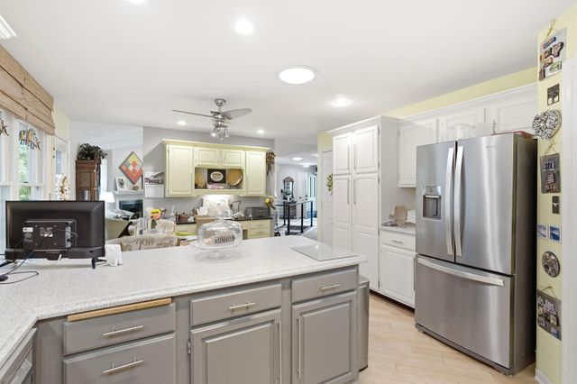 2402 LYNNWOOD DR, Columbia, MO 65203