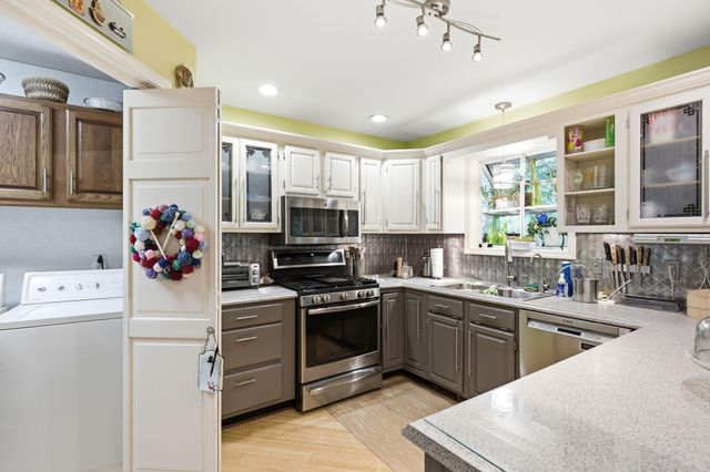 2402 LYNNWOOD DR, Columbia, MO 65203