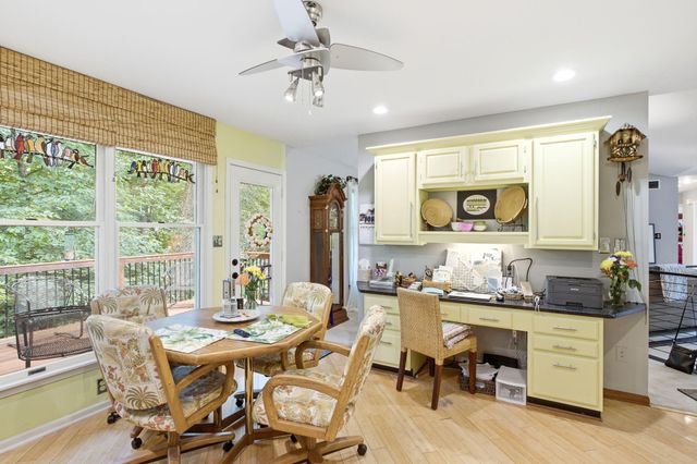 2402 LYNNWOOD DR, Columbia, MO 65203